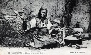 Serbien, Monastir: Serbische Frau beim Laufen, Monastir wird jetzt Bitola genannt und liegt in Mazedonien - Postkarte 1914-1918