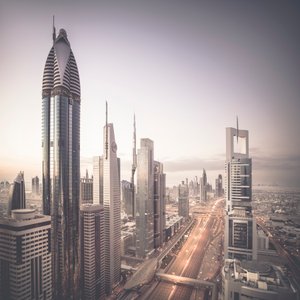 Sheikh Zayed Road, Dubai, Vereinigte Arabische Emirate von Leopold Blonder