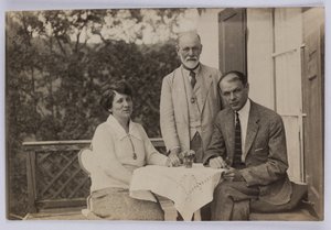 Sigmund Freud und Horace W. und Anjelika Frink, ca. 1920 (s/w Foto)