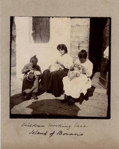 Kleine Berufe: junge Mädchen, die auf der Insel Burano, Venedig, häkeln (Stickereien). 19. Jahrhundert von Unbekannt