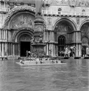 Markusplatz während der Überschwemmungen in Venedig (Phänomen der acqua alta) Hochwasser in Venedig - 1960er Jahre von Unbekannt