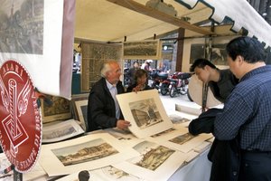 Stand mit Drucken, Piazza del Carmine, Mailand, Lombardei, Italien von Unbekannt