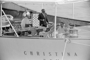 Der Schiffbauer Aristoteles Onassis und der Staatsmann Winston Churchill mit seiner Frau auf der Yacht „Christina“ in Venedig - 1960 von Unbekannt