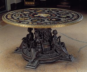 Der Tisch der Musen, bestehend aus einer runden Tischplatte aus Pietra Dura, getragen von einer bronzenen Trommel mit vier bronzenen Musen, florentinisch