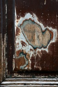 Zeitmarken. Abstrakte Kunst zeigt Formen als Zeugen der vergehenden Zeit. Spuren auf Holz. Fotografie von Michel Lunardelli
