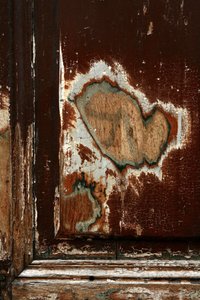 Zeitmarken. Abstrakte Kunst zeigt Formen als Zeugen der vergehenden Zeit. Spuren auf Holz. Fotografie von Michel Lunardelli.