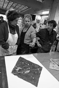 Todd Narbey, neuseeländischer Maler, Annie-Paule Thorel, französische Malerin, Nicolas du Mesnil du Buisson, Mitbegründer der Pasnic-Gravierwerkstatt, Pascal Gauvard, Mitbegründer der Pasnic-Gravierwerkstatt. Analyse eines Drucks. Pasnic-Gravierwerkstatt i von Unbekannt