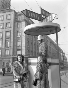 Zwei amerikanische junge Frauen sprechen mit einem Polizisten in Lausanne, 4. Januar 1949: Mit dem Polizisten