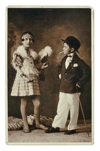 Zwei Kinder, die als Erwachsene verkleidet sind, in der Mode der 1920er Jahre. Das kleine Mädchen trägt ein Outfit für den Charleston, und er im Anzug, Melone und Zigarette. Fotografie