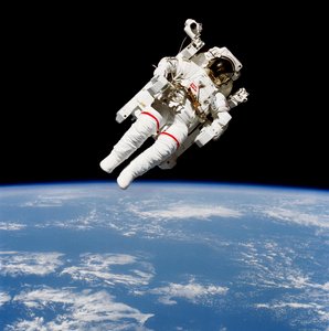 US-Astronaut Bruce McCandless mit der Manned Maneuvering Unit
