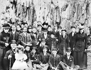 Vereinigtes Königreich: Eine Gruppe von Menschen auf einem Ausflug. ca. 1910 von Unbekannt