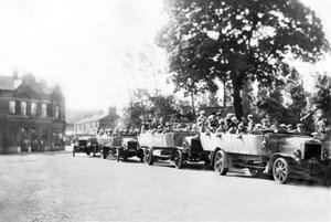 Vereinigtes Königreich: Eine Reihe von Charabancs im Stadtzentrum. Poynton, Cheshire, ca. 1925 von Unbekannt