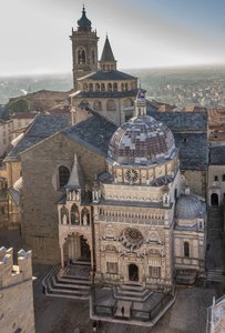 Blick auf die Piazza Duomo, Bergamo Alta, Italien