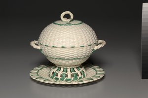 Korbarbeiten bedeckter Korb auf Ständer, hergestellt von der Wedgwood-Fabrik, ca. 1780-1840 von Unbekannt