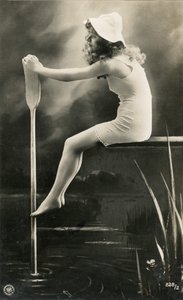 Frau im Nachthemd, ca. frühe 1900er (Postkarte) von Alec Hunter
