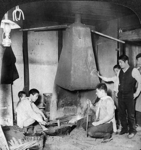 Ein japanischer Schmied an seiner Schmiede, Yokohama, Japan, 1904 von Underwood and Underwood