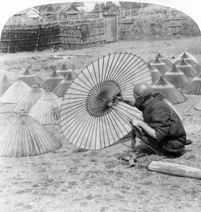 Ein japanischer Regenschirmmacher, Kobe, Japan, 1896