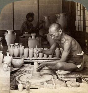 Ein Töpfer und sein Rad, formt eine Vase aus Awata-Porzellan, Kinkosan-Werke, Kyoto, Japan, 1904