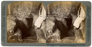 Ein Grab mit weggerolltem Eingangstein, Jerusalem, 1901 von Underwood and Underwood