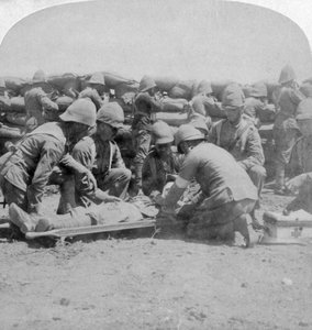 Erste Hilfe für einen verwundeten Füsilier, Honey Nest Kloof Schlacht, Burenkrieg, Südafrika, Februar 1900
