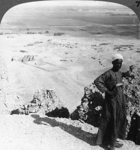Von den hohen Klippen bei Der-el-Bahri über die Ebene nach Luxor, Theben, Ägypten, 1905 von Underwood and Underwood