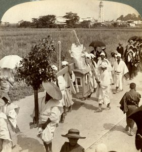 Trauerzug eines reichen Buddhisten, auf dem Weg nach Sakai, Blickrichtung Osaka, Japan, 1904