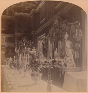 Goldgeschirr der königlichen Familie, Speisesaal, Windsor Castle, England, 1900 von Underwood and Underwood