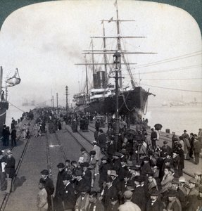 Begrüßung der Neuankömmlinge am Pier neben der Pacific Mail SS China, in Yokohama, Japan, 1904