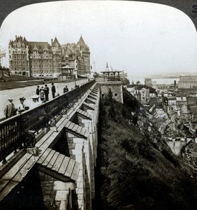 Hotel Chateau Frontenac und Dufferin Terrace, Quebec, Kanada von Underwood and Underwood