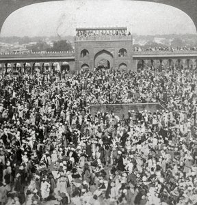 Im Hof der Jumma-Moschee, Delhi, Indien, 1903 von Underwood and Underwood
