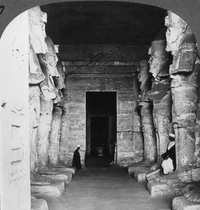 Innenraum des in den Fels gehauenen Tempels von Abu Simbel, Ägypten, 1905 von Underwood and Underwood