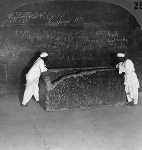 Sarkophag von Khufu, von Räubern zerstört, in der Großen Pyramide, Ägypten, 1905 von Underwood and Underwood