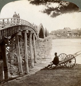 Kintai-Brücke über den Nishiki-Fluss bei Iwakuni, Blick nach Norden, Japan, 1904 von Underwood and Underwood