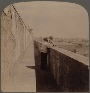 Langer Spaziergang entlang des alten Aquädukts - 1729-49 - versorgt die Stadt mit Wasser, Lissabon, Portugal, 1902