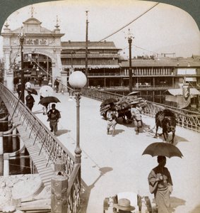 Blick nach Westen über den Kamo-Fluss Kamogawa an der Shijo-Brücke, Kyoto, Japan, 1904 von Underwood and Underwood
