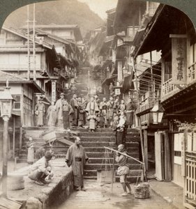 Hauptstraße auf der steilen Seite des Berges Haruna in einem berühmten Dorf mit heißen Quellen, Ikao, Japan, 1904 von Underwood and Underwood