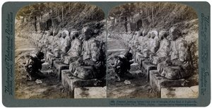 Bauer betet vor einer Reihe von Statuen des Lichtgottes, Daiya-Fluss, Nikko, Japan, 1904 von Underwood and Underwood