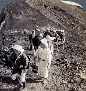 Pilger am Ende ihres Aufstiegs auf den Berg Fuji Fujiyama, Japan, 1904 von Underwood and Underwood
