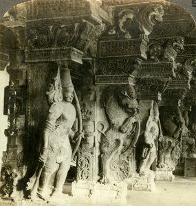 Säulen eines hinduistischen Tempels, Madurai, Indien, ca. 1900er von Underwood and Underwood