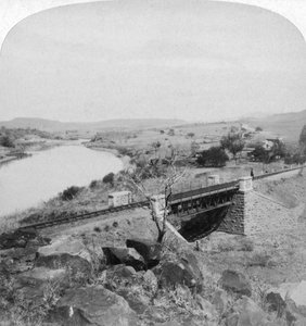 Pom-Pom-Brücke und Hauptquartier-Telegraphenstation der Buren, Tugela-Fluss, Natal, Südafrika, 1901 von Underwood and Underwood