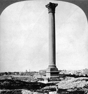 Pompeys Säule, das Wahrzeichen der Seeleute, und das moderne Alexandria, Ägypten von Underwood and Underwood