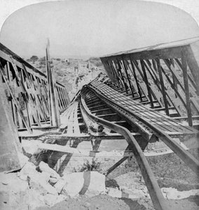 Eisenbahnbrücke über den Vals-Fluss bei Kroonstad, gesprengt von den Buren, Südafrika von Underwood and Underwood