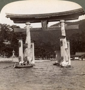 Heiliges Torii-Tor, das aus dem Meer ragt, Itsukushima-Schrein, Miyajima-Insel, Japan, 1904 von Underwood and Underwood