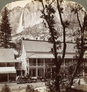 Sentinel Hotel, Blick nach Norden über das Tal zu den Yosemite-Fällen, Kalifornien, USA, 1902 von Underwood and Underwood