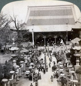 Südfront des Asakusa-Tempels, Tokio, Japan, 1904 von Underwood and Underwood