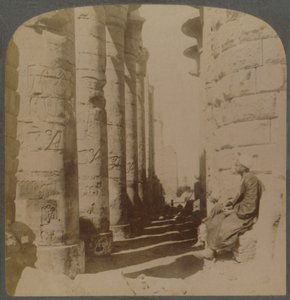 Die berühmte Kolonnade der großen Hypostylhalle im Tempel von Karnak, Theben, Ägypten, 1897 von Underwood and Underwood