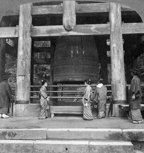Die große Glocke des Chion-in-Tempels, Kyoto, Japan, 1904 von Underwood and Underwood