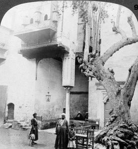 Die Haremfenster im Hof eines wohlhabenden Hauses in Kairo, Ägypten, 1905 von Underwood and Underwood