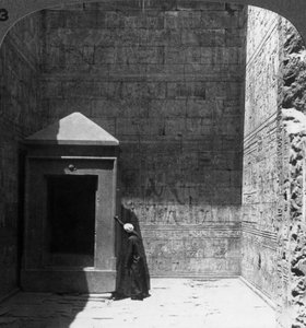 Das Allerheiligste und Schrein für das göttliche Bild, Tempel von Edfu, Ägypten, 1905