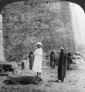 Die Jagd auf den wilden Stier, geschnitzt an einer Tempelwand in Medinet Habu, Theben, Ägypten, 1905